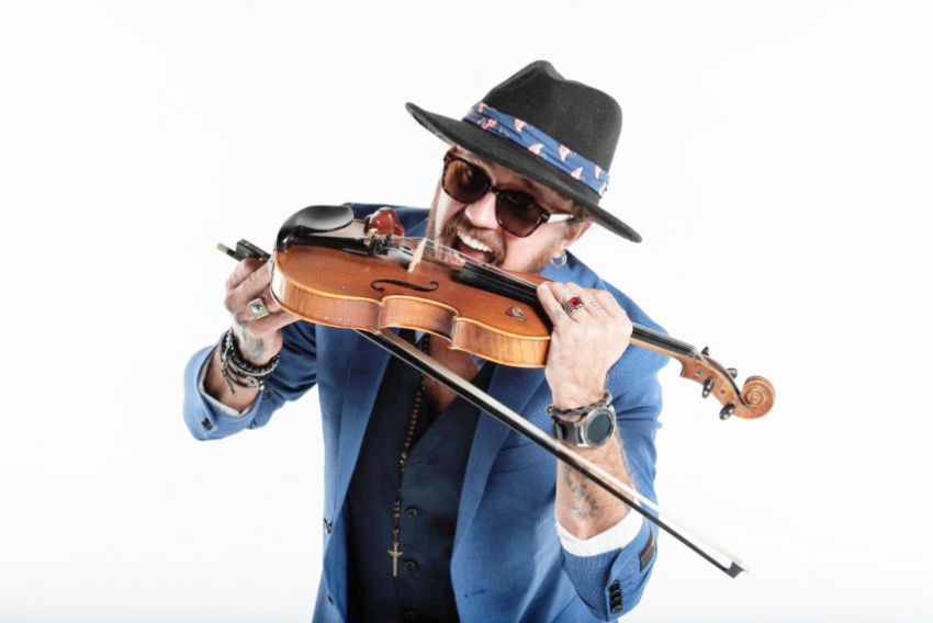  O violinista francano Cleyton Rodriguez já se apresentou em mais de 30 países, levando talentosamente a sua arte