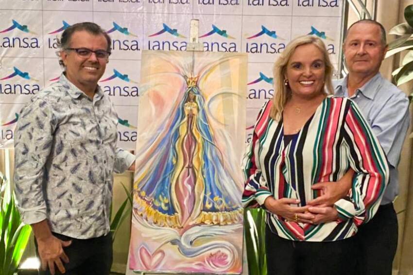 Maria Amália Alvarenga e Paulo Alvarenga com a tela de Nossa Senhora Aparecida e seu autor, o artista plástico, W. Veríssimo.