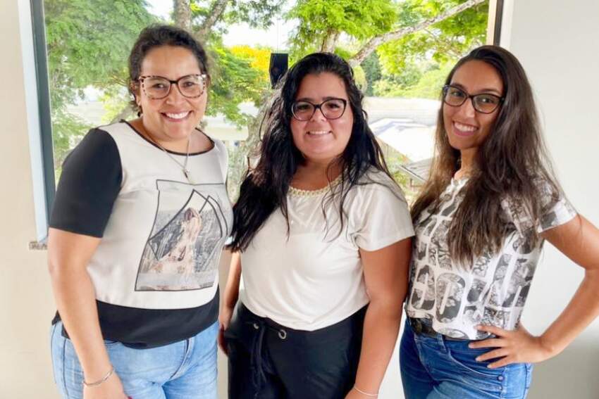  Corina Gomes, Marcela Galvão e Lauany Araújo estão na maior correria com os preparativos do Leilão Show da Apae.