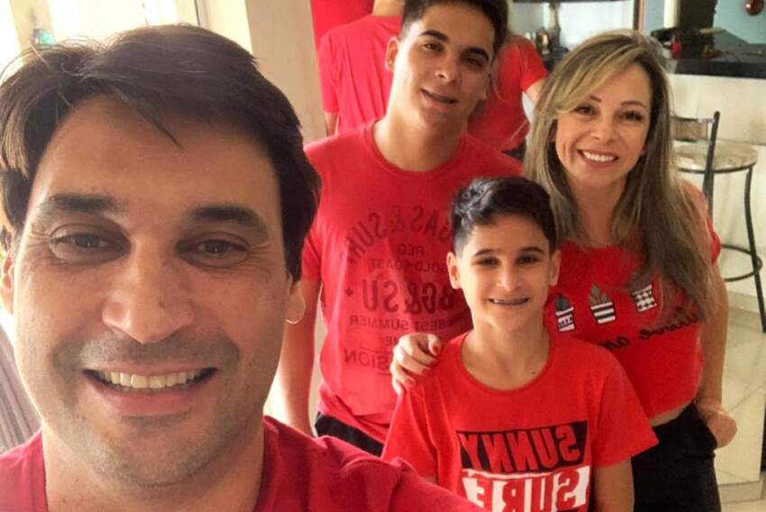 Família unida para doação de sangue no Hemocentro de Franca. Sandra (professora do Colégio) e José Alfredo Guerra com os filhos Gabriel e Rafael.