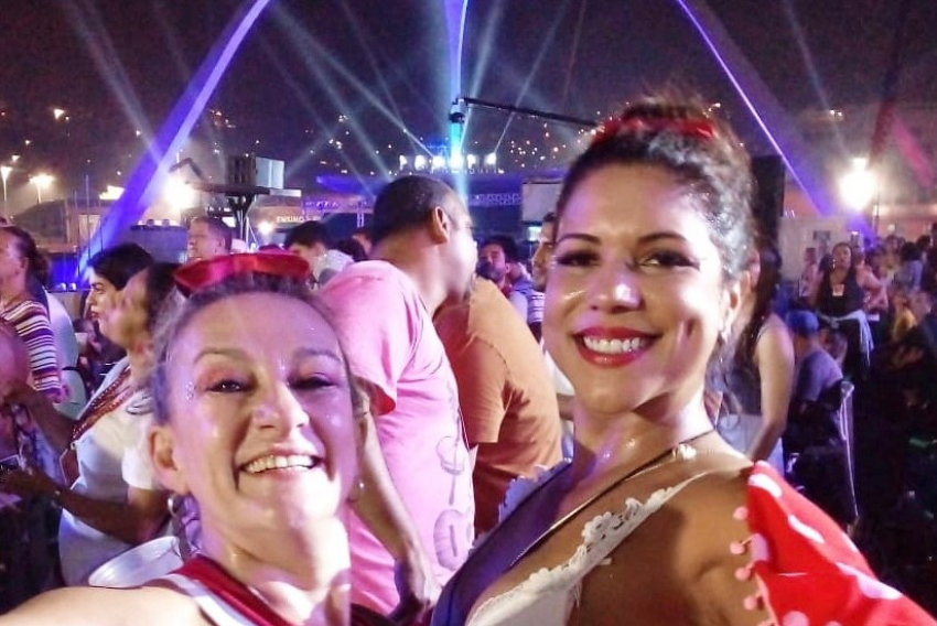  Nina Presotto e Juliana Camargo se esbaldaram na Marquês de Sapucaí, no desfiles das escolas de samba campeãs do RJ.