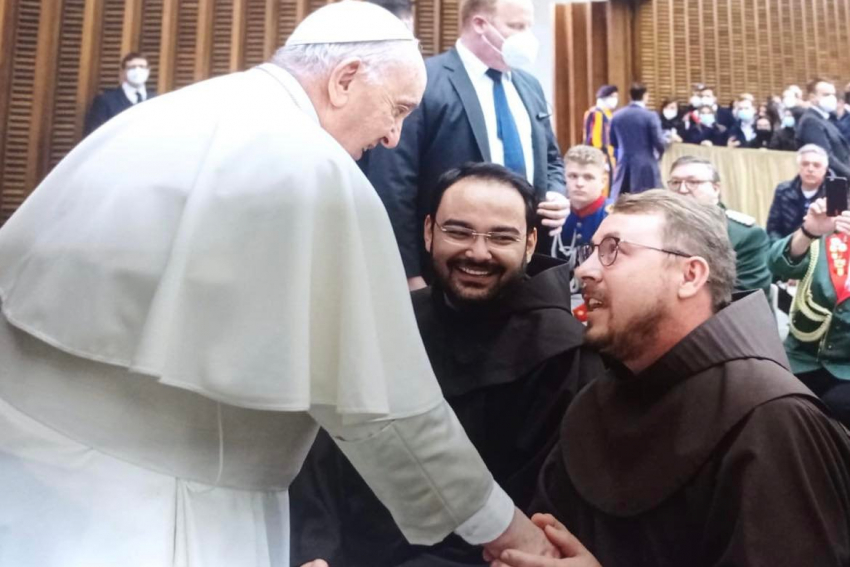 Freis Eduardo Schiehl e Aécio Oliveira (do Convento Franciscano de Franca) estiveram com Papa Francisco.