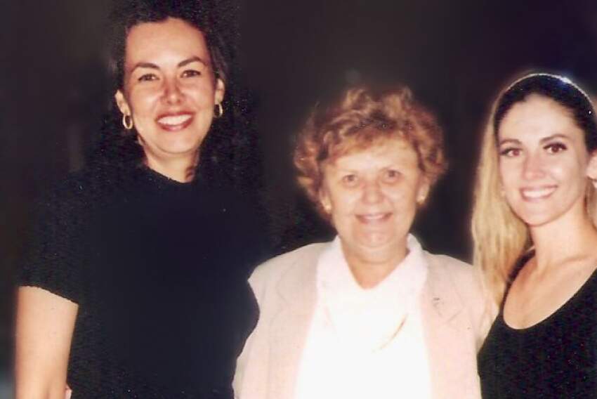 Mãe Erna Abdala (ao centro) e filhas Dalila e Lucila (saudades do Luma Ballet).