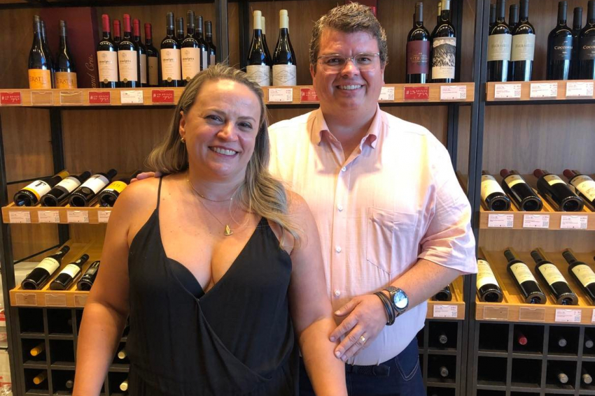 Advogado Paulo de Tarso Careta e Amanda (Grand Cru) estão no apoio da Noite das Celebridades, no dia primeiro de julho.