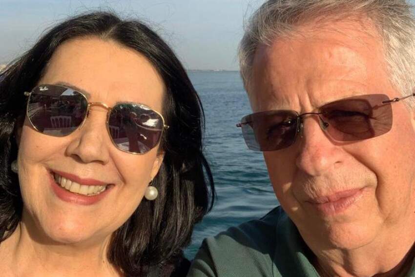 Lívia Franchini comemorou o seu aniversário em Istambul, em um barco, passeando pelo belíssimo estreito de Bósforo, ao lado do maridão, Hélio Franchini. 