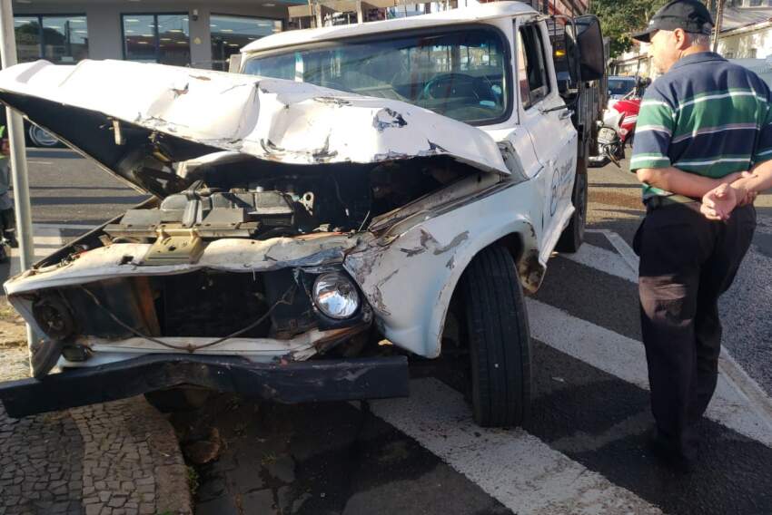 Jeep Compass ficou com a frente destruída, assim como o caminhão