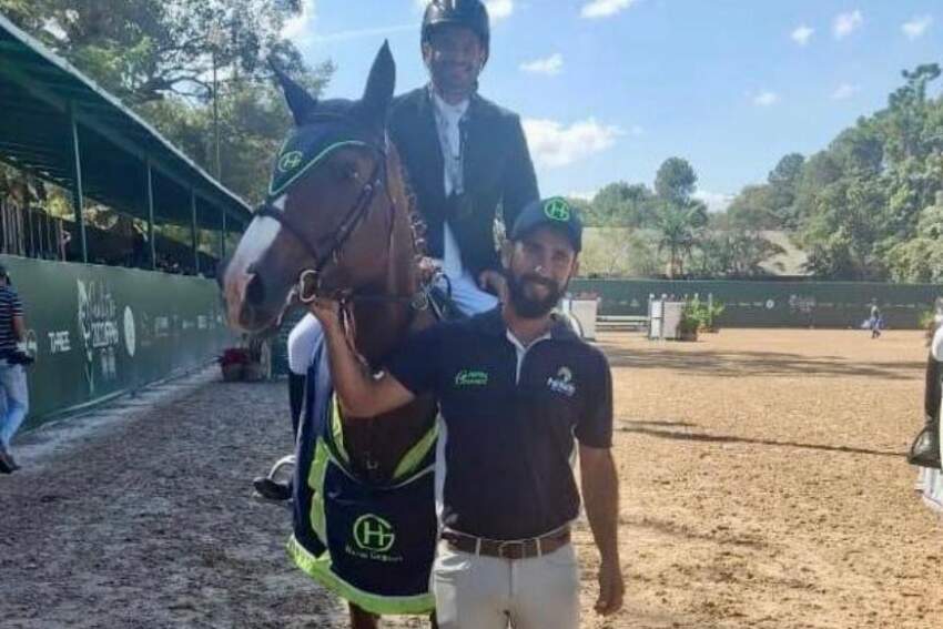 Alessandro Mendes e sua fiel companheira, Fina Itapuã, com o chefe de equipe Marcelo Reis. 