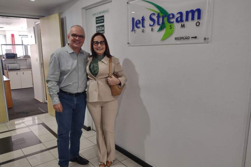 Ézio Athayde de Souza, presidente do conselho, e a diretora Lívia Guimarães na Jet Stream Turismo