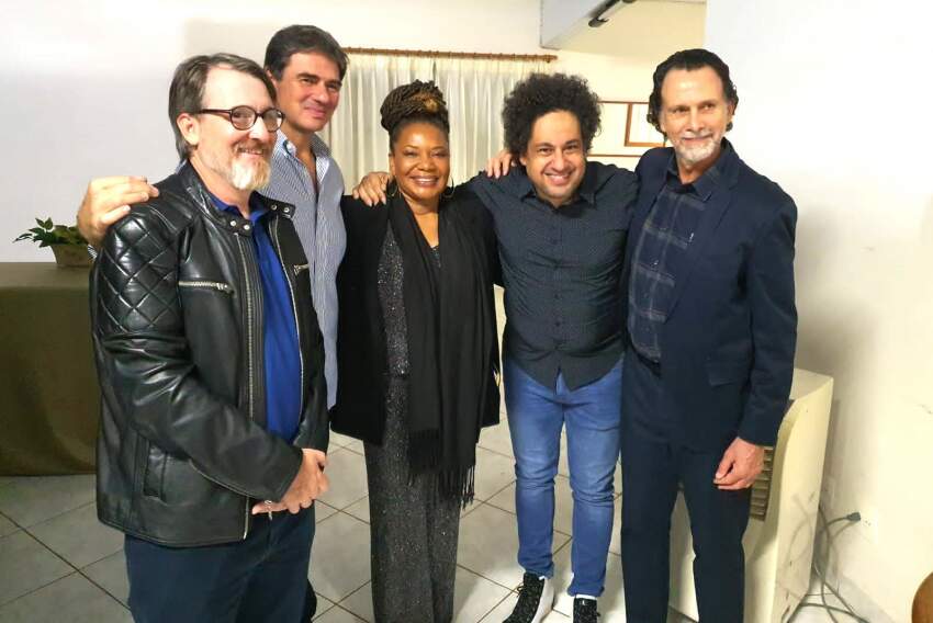 Presidente e vice-presidente da Apae, Agenor Gado e Toninho Salloum e o diretor Paulo Henrique Ferreira com os artistas Margareth Menezes e Diego Figueiredo.