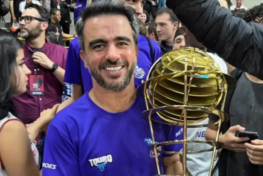  Fabrício Bittar Garcia, da alta direção do Magalu, segurando a taça do Franca Basquete, que se sagrou campeão do NBB