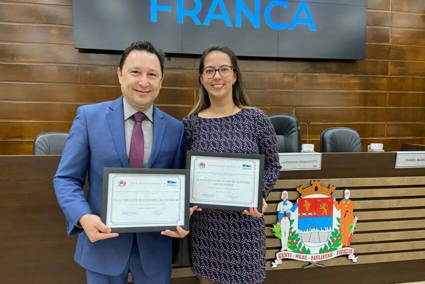 O casal idealizador no instituto Escuta Ativa, Carolina e Cláudio Escavassini, recebe homenagem na Câmara Municipal. 