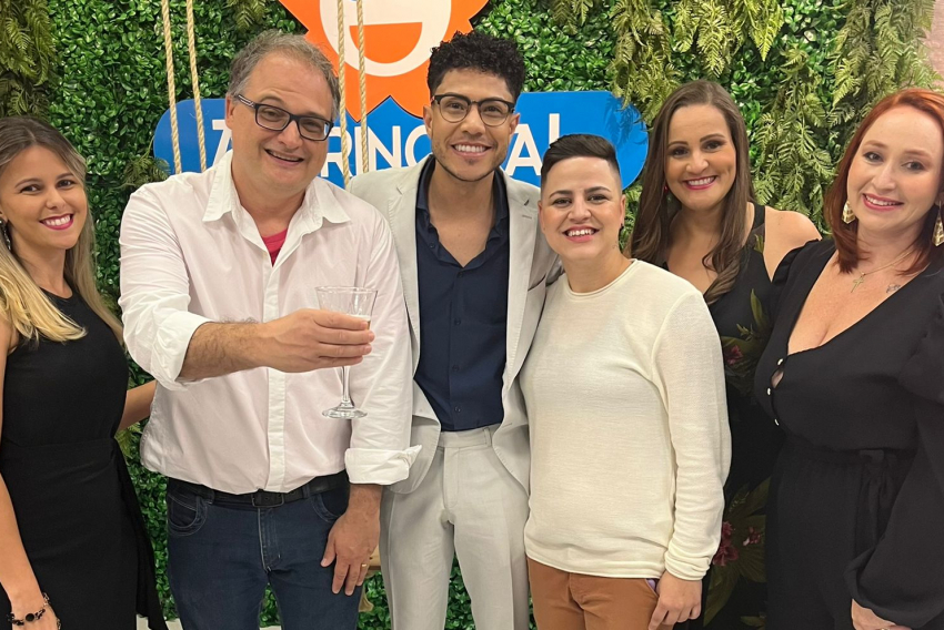 Empresário Rafael Junqueira e parte de seu staff em badalado coquetel, recentemente