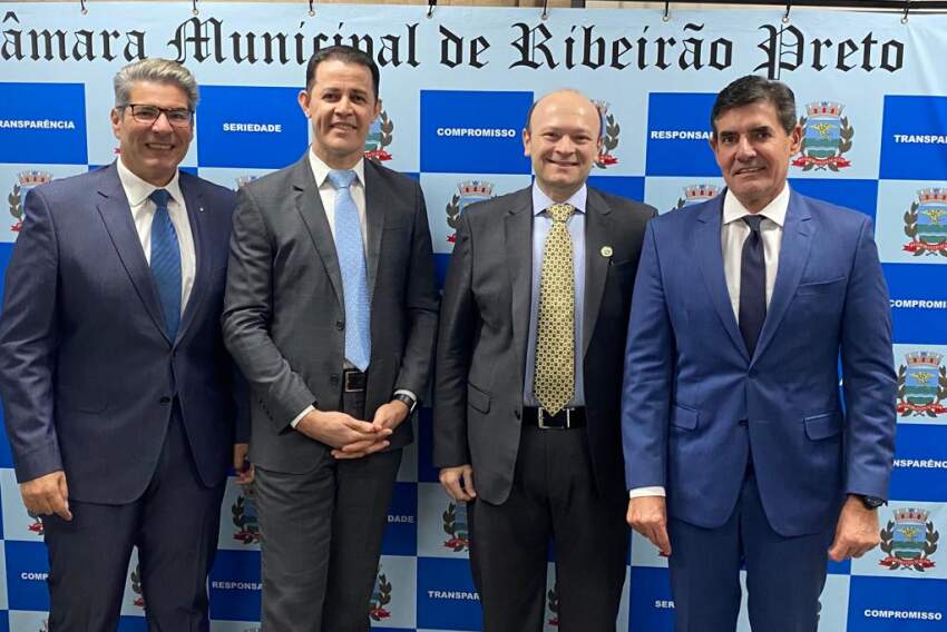 O homenageado Marcelo Dantas com os vereadores Maurício Gasparini e Brando Veiga e o o prefeito de Ribeirão Preto, Duarte Nogueira.