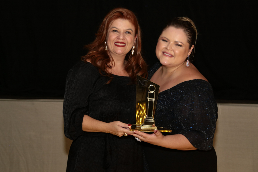 Camila Pizzo, aqui da casa, recebeu a homenagem póstuma feita à saudosa Patrícia Pizzo, na Noite das Celebridades