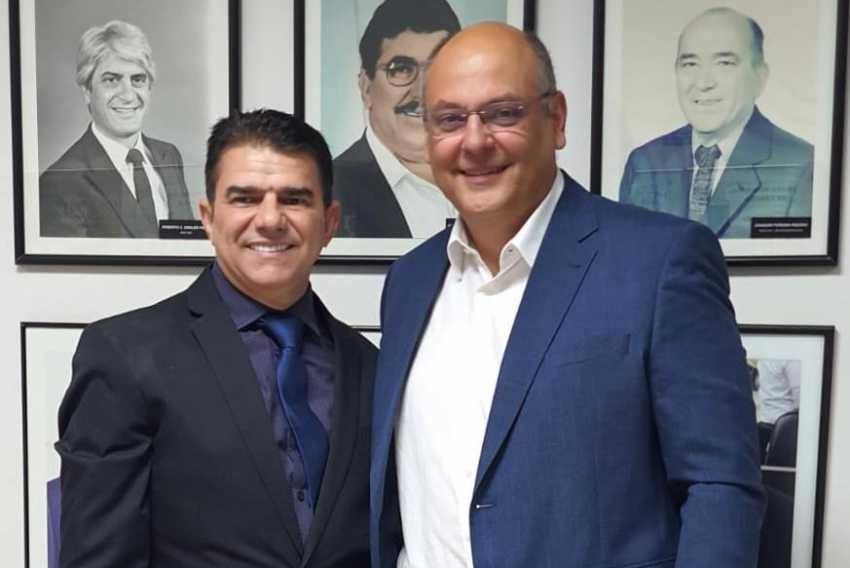 O diretor da Hidromar Beto Oliveira recebeu, sexta-feira, 29, o título de Cidadão Francano. Na foto, posa com o prefeito de Franca, Alexandre Ferreira.