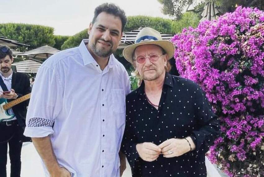 Em um jantar especial em Saint-Jean-Cap-Ferrat, Bono Vox estava na mesa ao lado e o francano Thiago Gomes garantiu o seu clique especial.