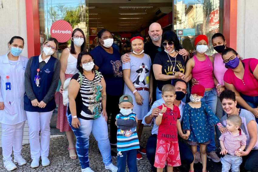 Tarde cheia de alegria e doçura na loja Chokdoce que recebeu as crianças em tratamento no Hospital do Câncer de Franca. 