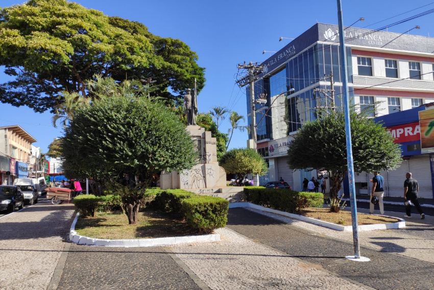 Praça 9 de Julho na tarde deste sábado, 9 de julho