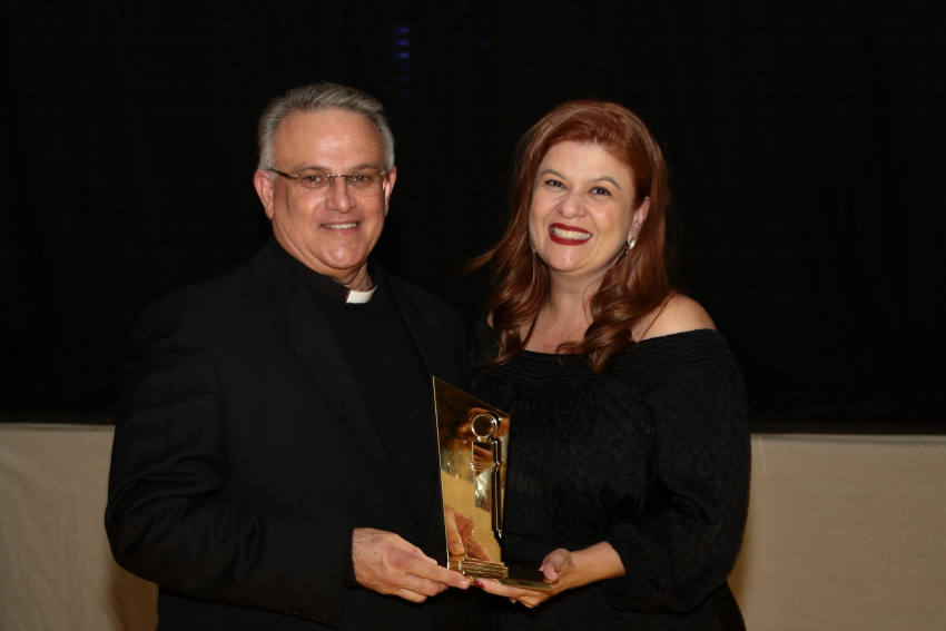  Mons. José Geraldo Segantin recebeu das mãos da primeira-dama de Franca, Cynthia Milhim, o troféu Relógio do Sol