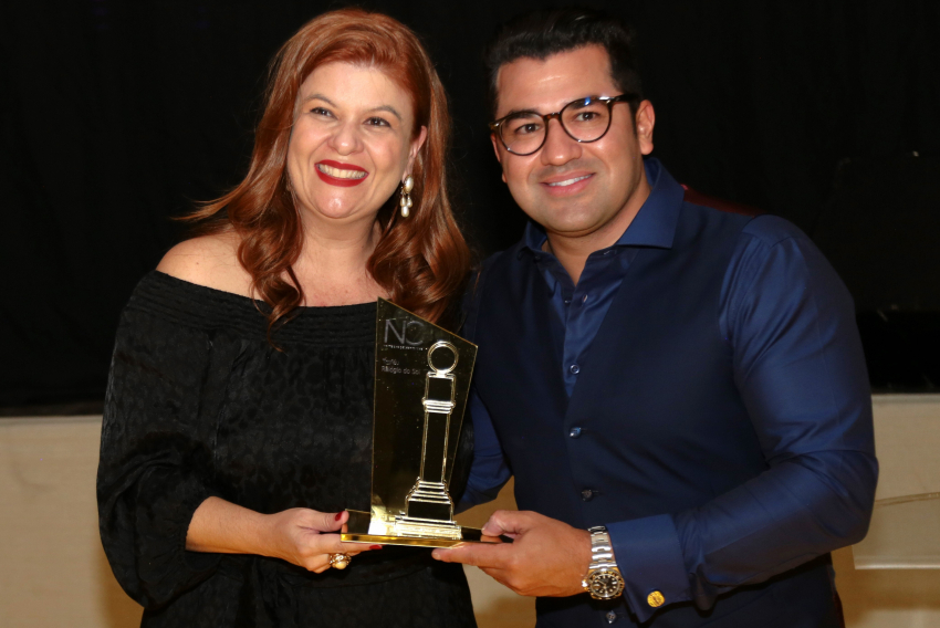  CEO da Blue3, Wagner Marques Vieira recebeu das mãos de Cynthia Milhim o Troféu Relógio do Sol, na NC 2022