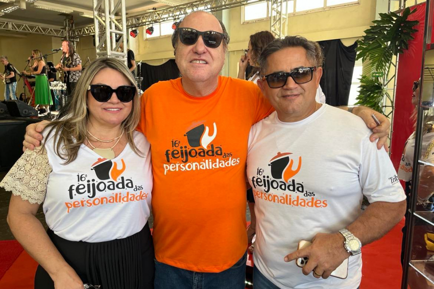 Colunista social Amir Calil com os empresários Adelaide e José Antônio Souza (diretores das Óticas Diniz)