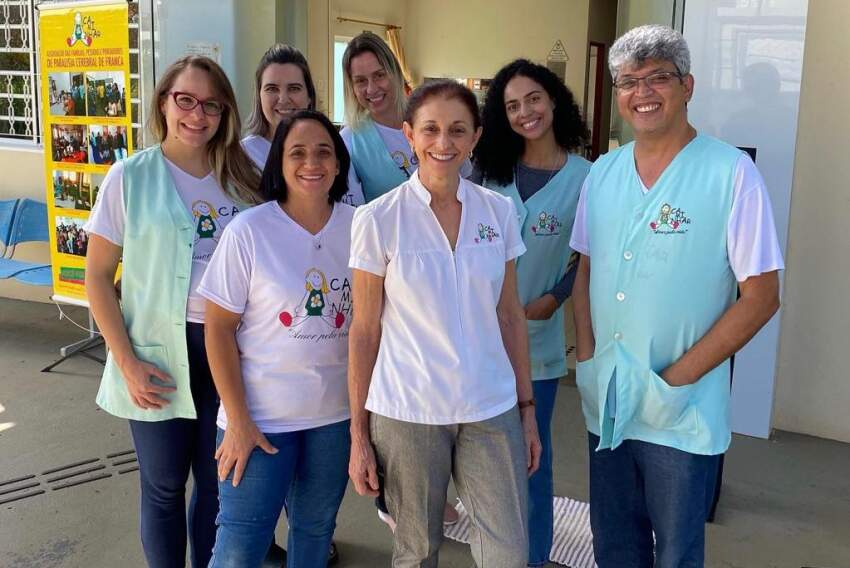 Bete Salloum é uma das fundadoras e um nome forte da Caminhar. Na foto, com parte da equipe da instituição.