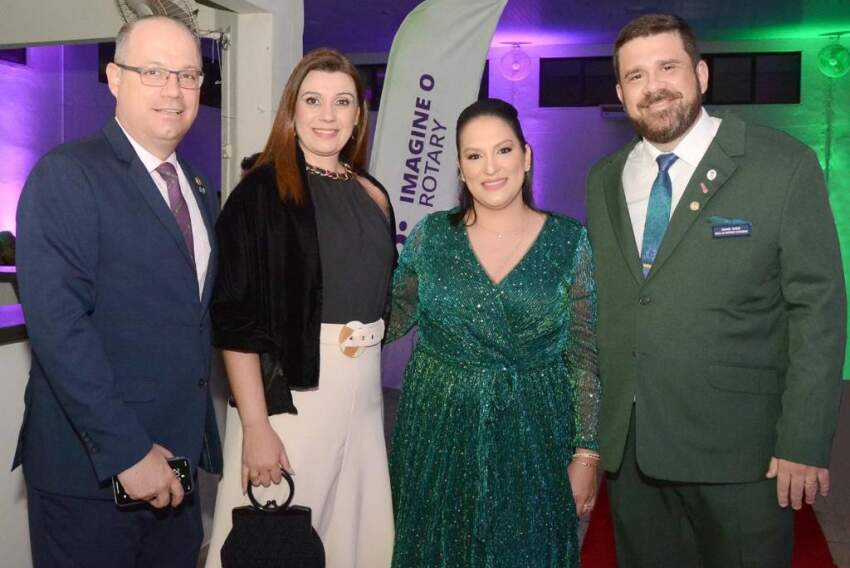 Marcelo Reis e Anelise Antonieti, ele presidente do Rotary E-Club Distrito 4540, e Vicente Gonçalves Martins Jr e Renata Silva, ele governador 2022/23.