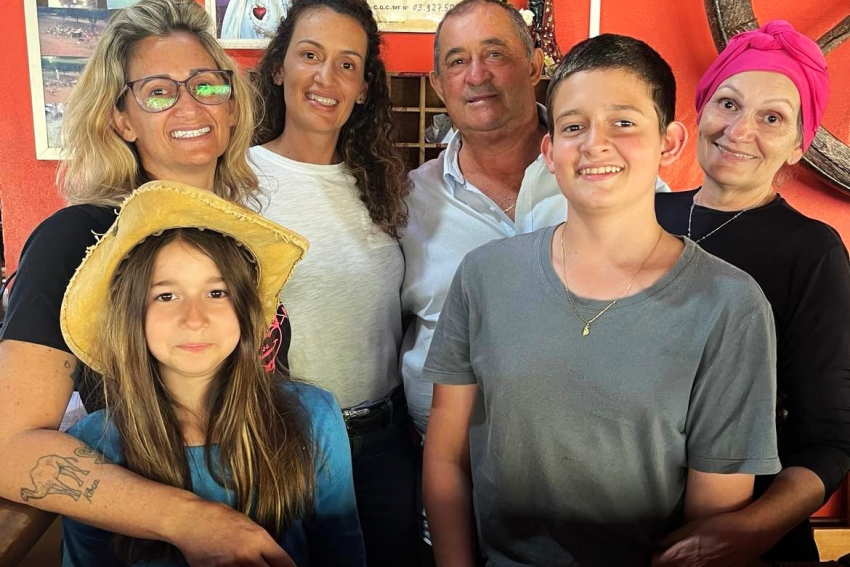 Casal Vilma e Carlos Pigrucci, com as filhas Juliana e Joyce e os netos Olívia e João, no Rancho JP