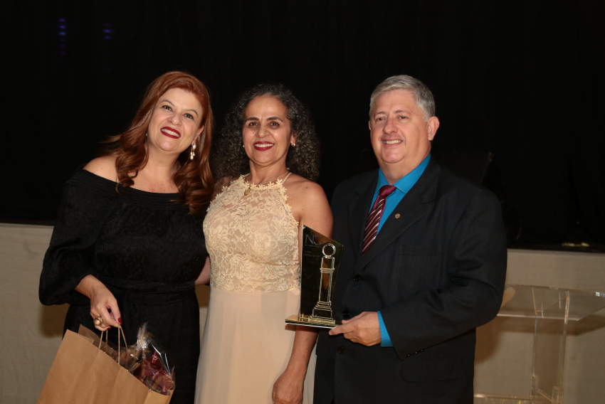 Marli Corrêa e Carlos Corrêa premiados com o belíssimo troféu da Ato Design, na NC, que superlotou o Espaço Cedro