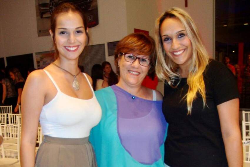 Stelinha Bettatello (ao centro) com filhas Isabela e Marília (cujo nat é dia 10 de julho).