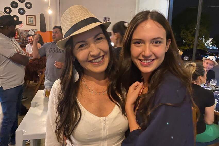 Lindas, mãe e filha, a empresária Elis Castro e Bruna Nardi eram só alegria em tarde de samba. 