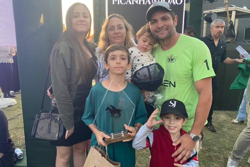 Gustavo Garcia “GG” com a filha Ana Helena, os sobrinhos Ana Lia, o campeão (todo orgulhoso do seu troféu) Antônio, Pedro e a irmã Paula