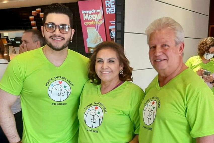 Cantor Allisson Rodrigues, empresária Noedi Martins e Samuel Freitas (representando Fernanda Peixoto); padrinhos do Mc Dia Feliz
