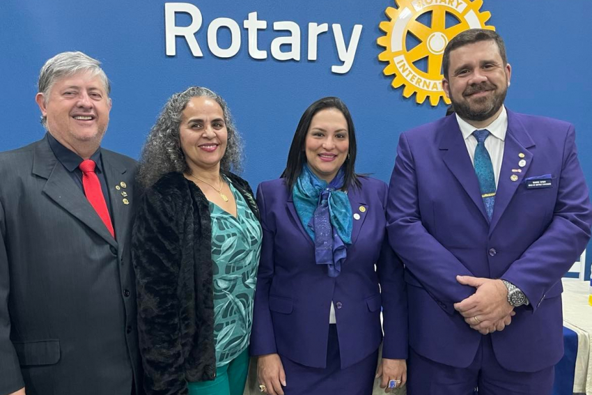 Carlos Corrêa e Marli, do Rotary Club Franca Imperador, com o governador do Distrito 4540, Vicente Martins, e sua Renata