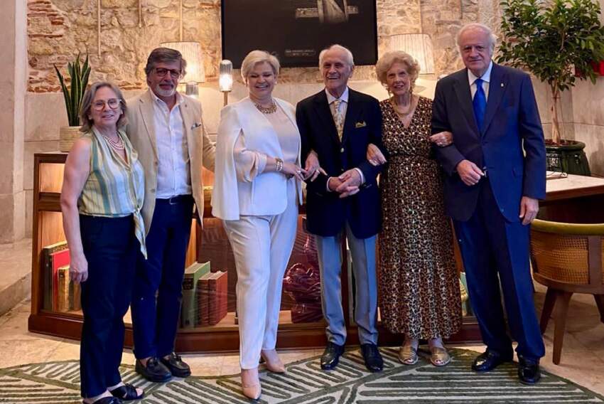 Maria Teresa, com Filomena e Leopoldo Ludovice, Luís Ludovice e o casal Margarida e Vasco Valdez Ludovice no Hotel Palácio Ludovice. 