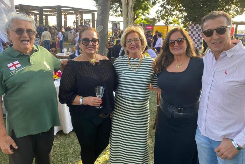 Mário Roberto Seixas, Elisa Gosuen, Neusa Castro, Vida e Taylor Hajel em clima de festa. 