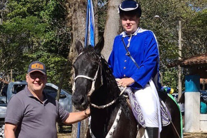  Com o pai Alexandre Ferreira, neste clique está o Pedro Milhim Ferreira, que participou das Cavalhadas da Franca