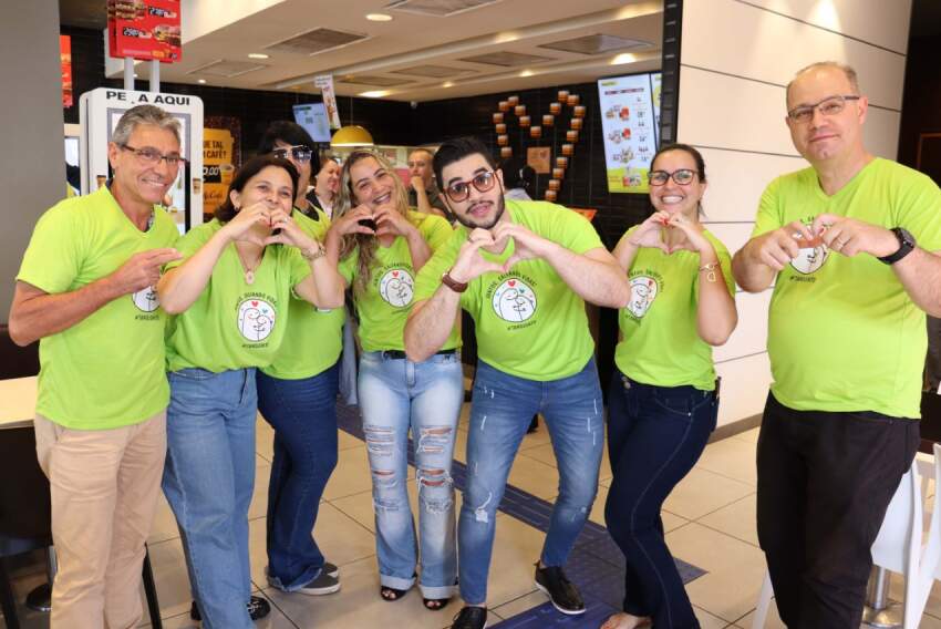 Tony Graciano, presidente do Grupo Santa Casa, e equipe (Clésia, Leandra, Débora e Marcelo Reis) com um dos padrinhos McDia Feliz, o cantor Alisson Rodrigues.