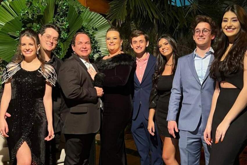 Família linda em noite de comemoração dos 50 Anos do Grupo Arantes. O casal Édson Arantes Junior e Li Granero, com os filhos e noras. 