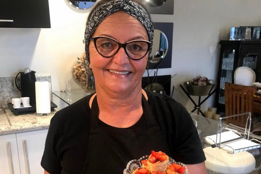 Eleni Moreti está ganhando as redes sociais com suas receitas práticas e sotaque de interior, divertindo seus influenciados 