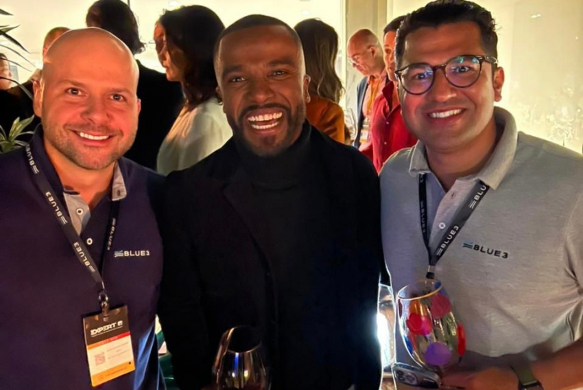 Wagner Vieira, CEO da Blue3 Investimentos, e André Rezende em clique especial com o cantor Alexandre Pires