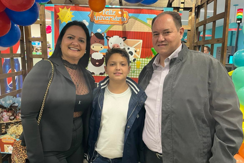  Casal Janiere e Giovani Arantes, com o filho caçula Miguel Arantes, em recente e prestigiada inauguração