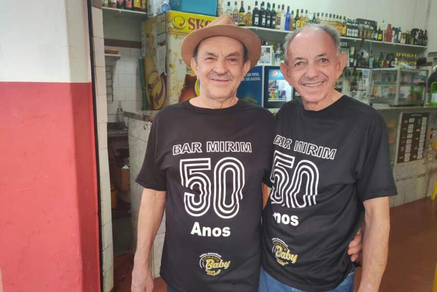 Benvindo das Graças Santuci (Tuta) e José Américo Santucci (Zé) comemoram os 50 anos de sucesso do Bar Mirim.