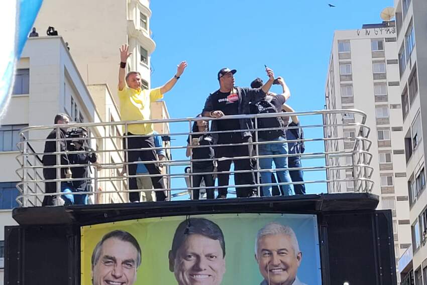 O presidente Jair Bolsonaro em cima do trio elétrico no Largo do Rosário em Campinas