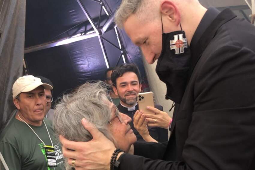 Tia Lolita e padre Marcelo Rossi, no Hallel, neste domingo, em Franca
