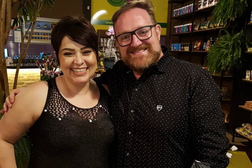 Dani Honório (clique com o arquiteto Vicente Raymundini) não esconde sua felicidade em razão do sucesso da DH3 Viagens