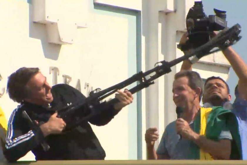 O presidente Jair Bolsonaro durante ato em que simulou arma com tripé de câmera e falou em 'fuzilar petralhada'