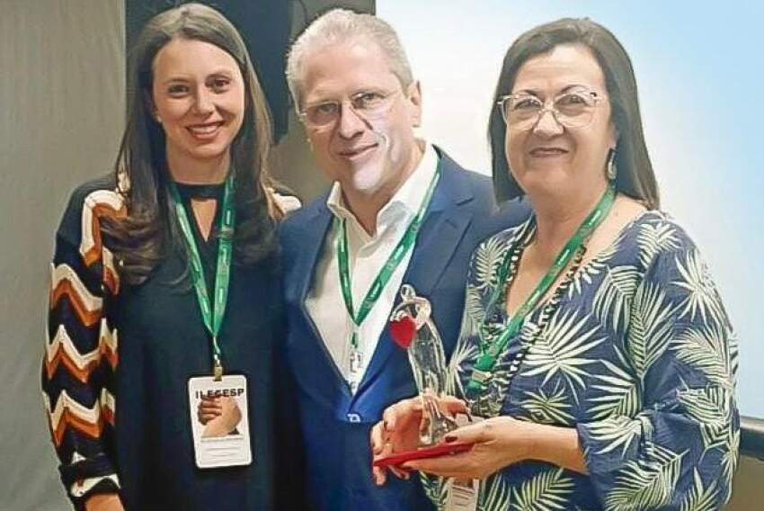 Representando a Santa Casa de Franca, Eliana Corrêa Muniz e Francielem Vilela receberam troféu das mãos do Secretário de Estado da Saúde, Jean Carlo Gorinchteyn