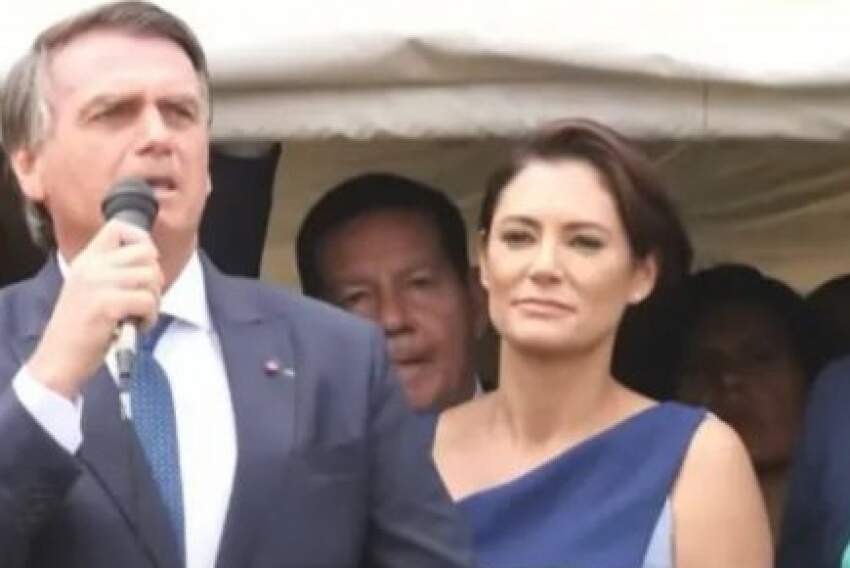 Internautas dizem que Michelle fez cara de nojo após beijo de Bolsonaro