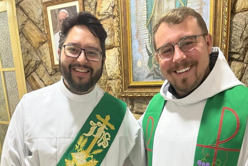 Diácono Fernandinho Costa e frei Eduardo Schiehl em flash especial após celebração no Santuário Santo Antônio 
